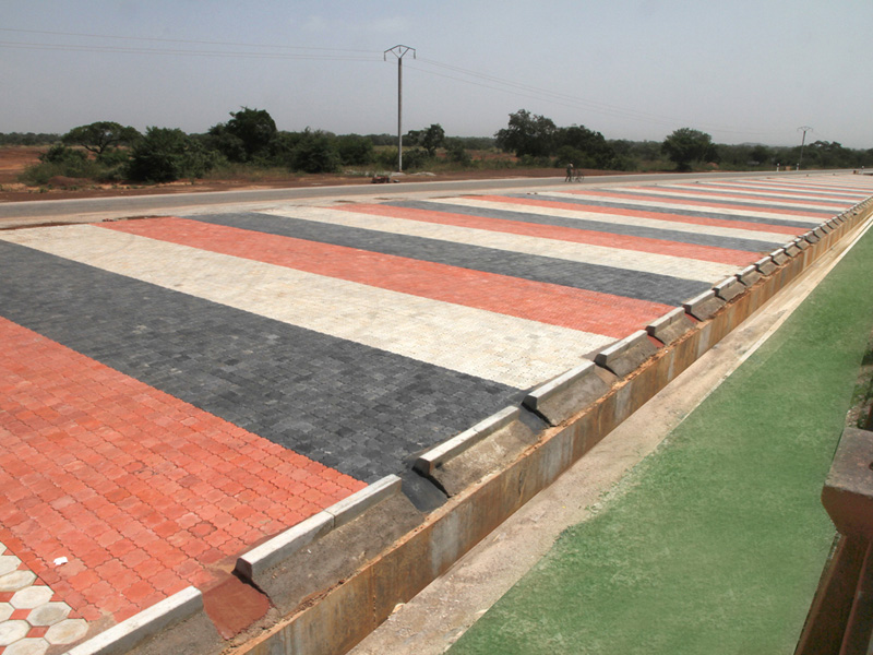 Aménagement du parking du site granitique de Laongo | YELHY HIMO | Production Pose & Programme de Pavage en Afrique