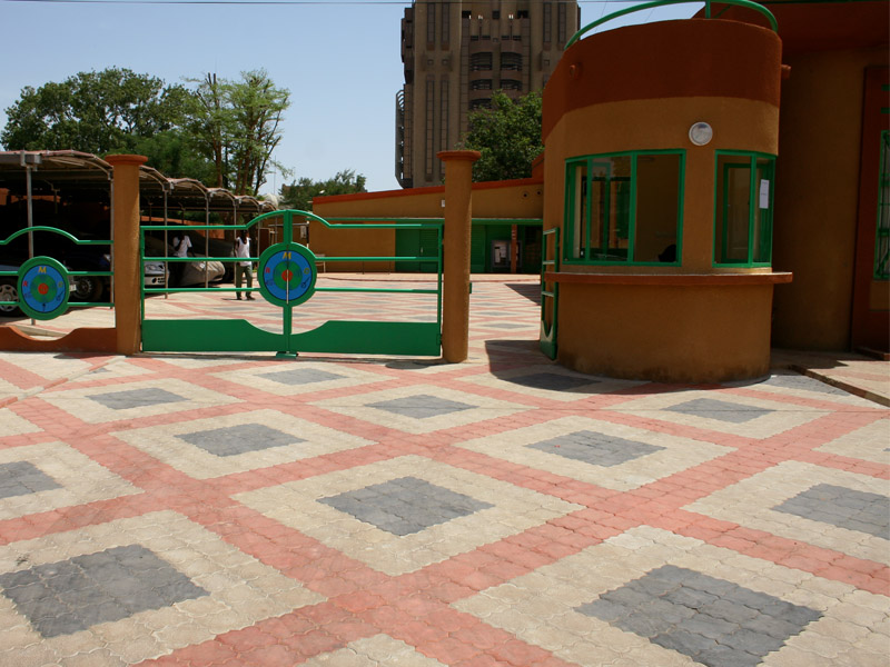 Parkings autos dans l’enceinte de la Radio Municipale de Ouagadougou | YELHY HIMO | Production Pose & Programme de Pavage en Afrique