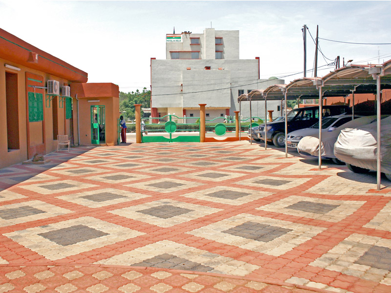 Parkings autos dans l'enceinte de la Radio Municipale de Ouagadougou | YELHY HIMO | Production Pose & Programme de Pavage en Afrique