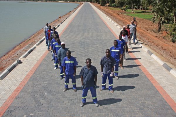 Equipe de Pavage de hommes au Burkina | YELHY HIMO | Production Pose & Programme de Pavage en Afrique